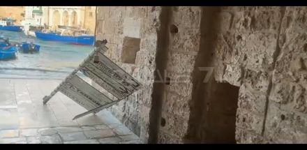 Vento forte al porto vecchio di Monopoli: divelto un tabellone della segnaletica pubblicitaria
