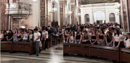 Momento spontaneo di spiritualit&agrave; di alcuni studenti alla vigilia della maturit&agrave;