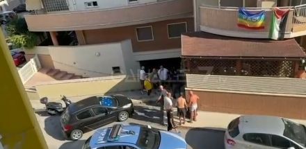 Tenta di rubare in un appartamento a Monopoli ma viene bloccato dai condomini IL VIDEO