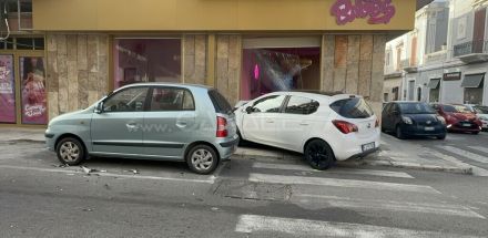 Incidente in pieno centro a Monopoli: auto finisce in un centro estetico