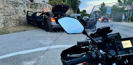 Scappa all'alt dei Carabinieri, Mercedes fuori strada al Capitolo: un fermato e due fuggitivi